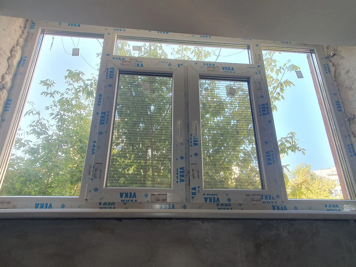 Vitraj logie PVC VEKA — exemplu de lucrare Grafitex Moldova