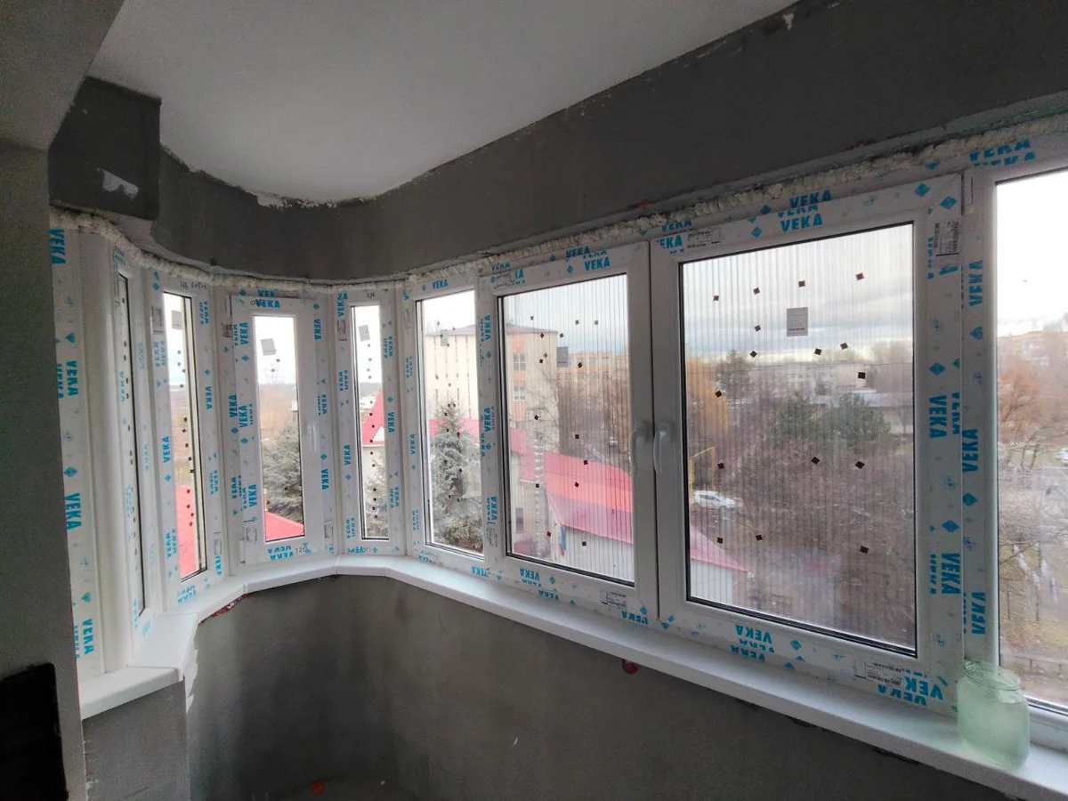 Vitraj logie PVC alb VEKA, montaj profesional Grafitex